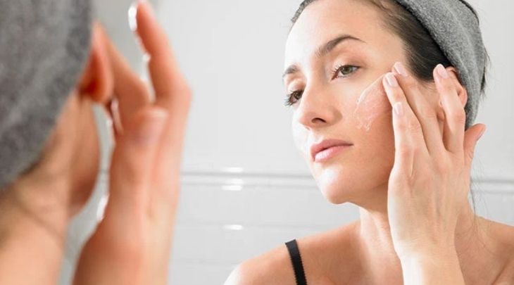 Rửa mặt không đúng cách sẽ làm da xuất hiện nếp nhăn, chảy xệ