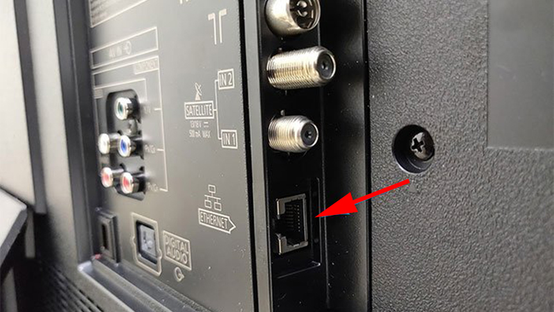 Cổng Ethernet là nơi để cắm cáp Ethernet vào để truyền dữ liệu