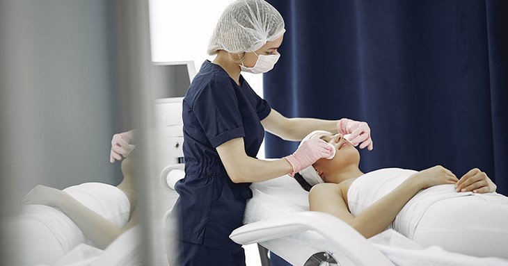 Sử dụng găng tay bảo hộ trong thẩm mỹ đảm bảo an toàn vệ sinh, tránh nguy cơ nhiễm trùng