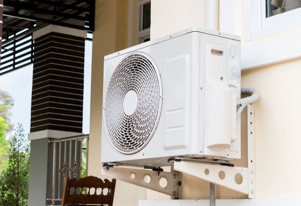 Tháo mở cục nóng trên máy điều hòa