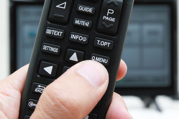 Nhấn nút Q.MENU trên remote
