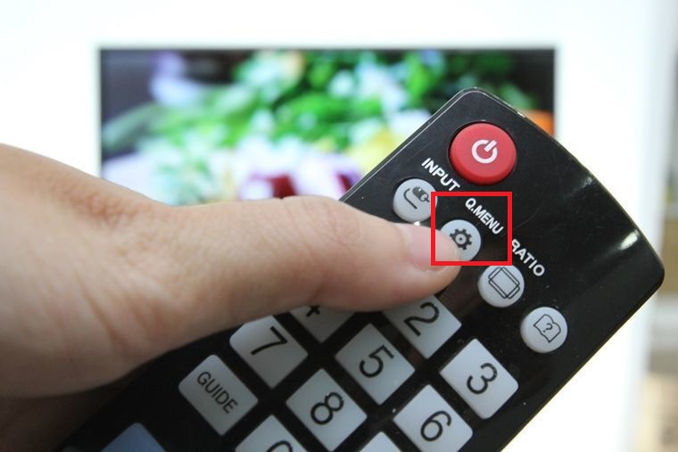 Nhấn nút Q.MENU trên remote