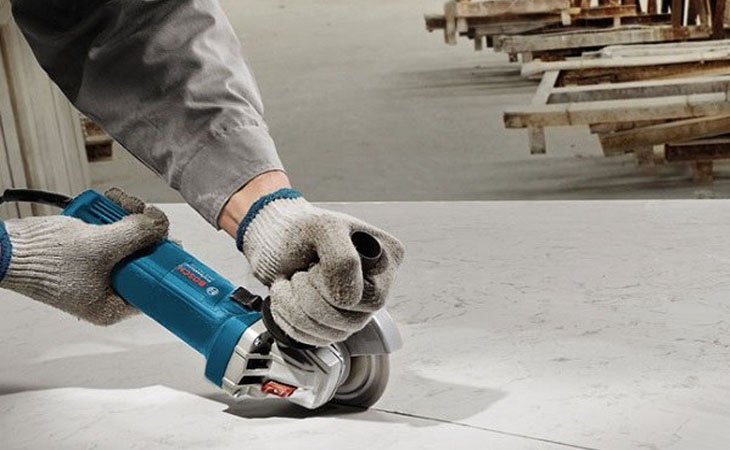 Máy mài góc Bosch GWS 060 670W có tốc độ không tải 12000 vòng/phút cho tốc độ mài cao
