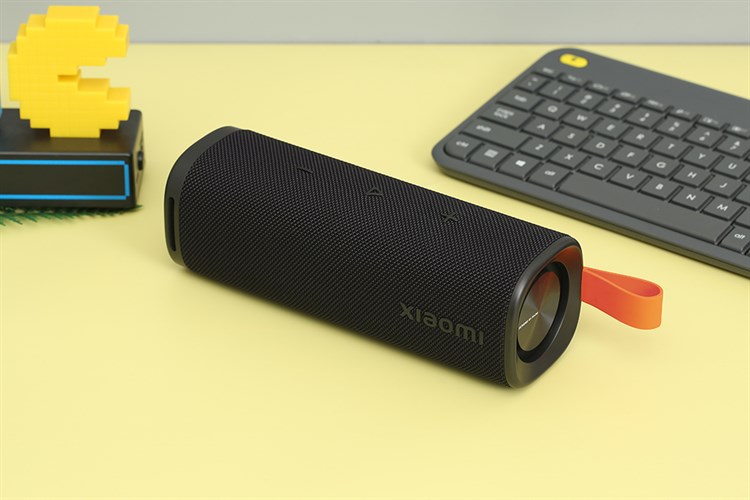Loa Bluetooth Xiaomi Sound Outdoor không chỉ mang lại trải nghiệm âm thanh sống động mà còn thu hút bởi thiết kế tinh tế và tính năng hiện đại