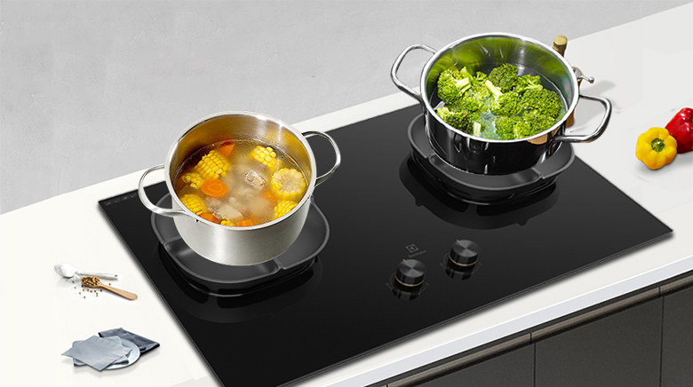 Mặt bếp ga âm Electrolux EHG8250BC phủ kính cường lực cao cấp, sáng bóng, chống trầy, dày 8 mm, chịu được nhiệt độ cao từ bếp, dễ vệ sinh