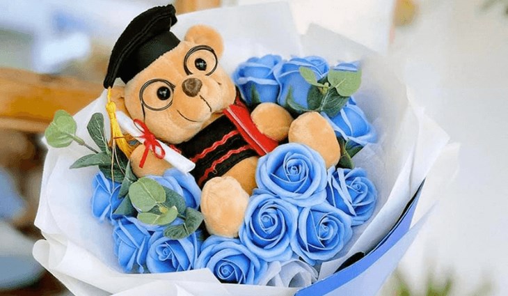 Hoa tươi và gấu bông là món quà mang ý nghĩa may mắn mà bạn có thể tặng cho các bạn sinh viên mới ra trường