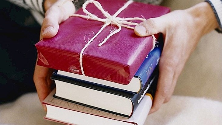 Tặng sách cho các bạn cử nhân mới ra trường giúp họ khai phá nguồn tri thức mới, từ đó thăng tiến trong sự nghiệp