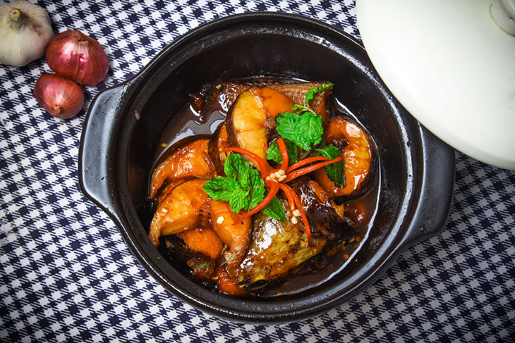 Nên dùng nồi gì trên bàn ăn