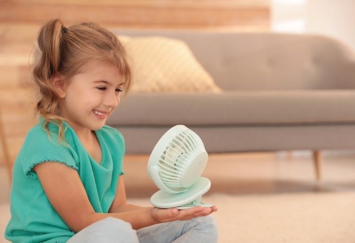 Quạt sạc mini có màu sắc đa dạng cùng mẫu mã dễ thương, phù hợp để tặng học sinh cấp 1