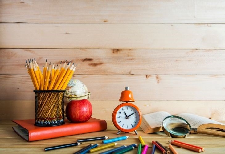 Tặng dụng cụ học tập sẽ đem lại nhiều hứng thú học tập cho bé