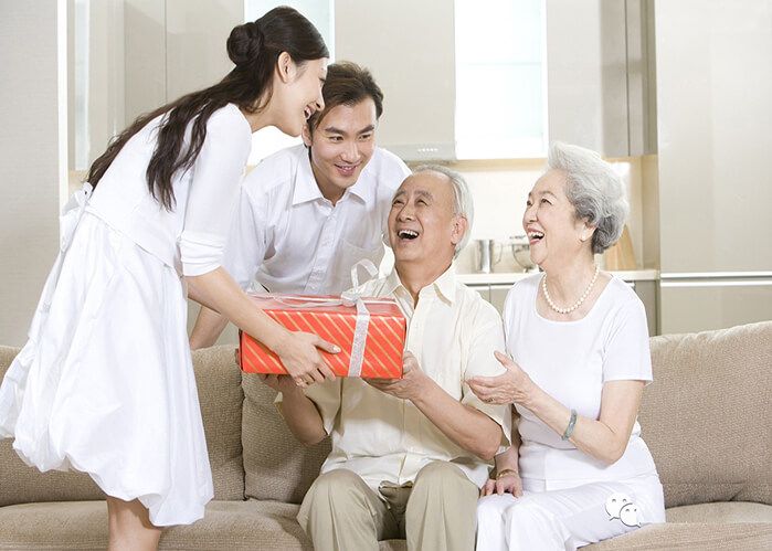 Mua quà tặng cha mẹ, ông bà