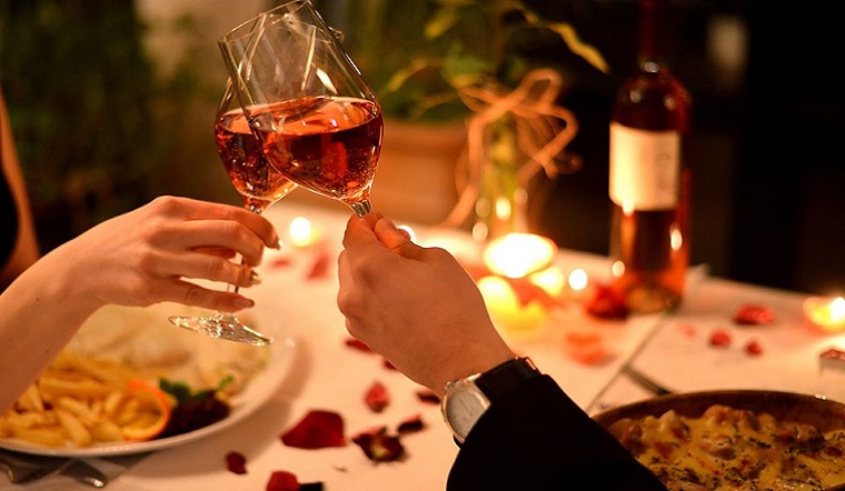 Một bữa tối lãng mạn cũng là một gợi ý giúp cả hai hâm nóng tình cảm