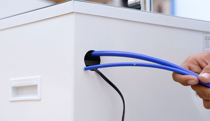 Lắp ống cấp và thoát nước qua lỗ phí sau máy lọc
