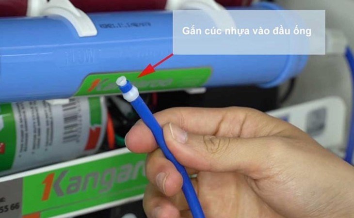 Gắn cúc nhựa vào đầu ống