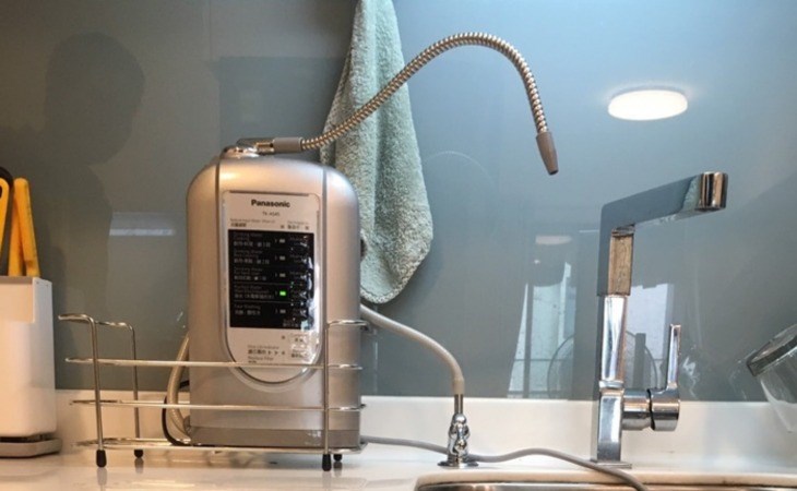 Nên đặt máy lọc nước ion kiềm Panasonic TK-AS45 3 tấm điện cách vòi nước tối thiểu 0,3m để máy không bị dính nước
