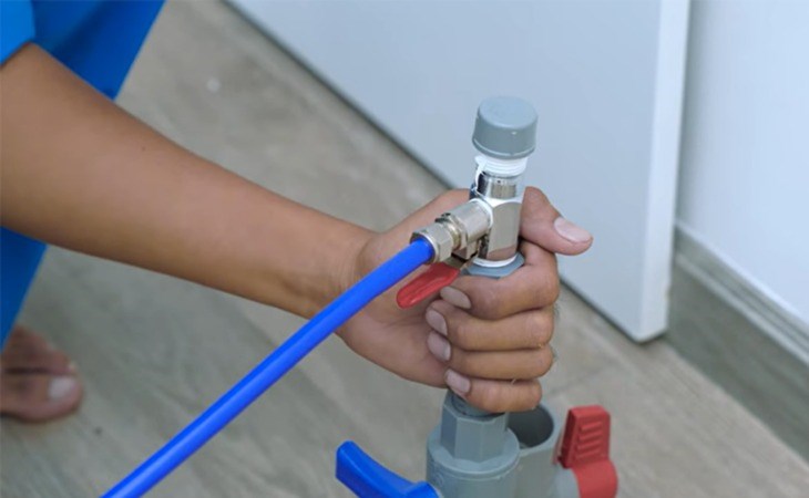 Nối đầu dây ống dẫn nước vào van