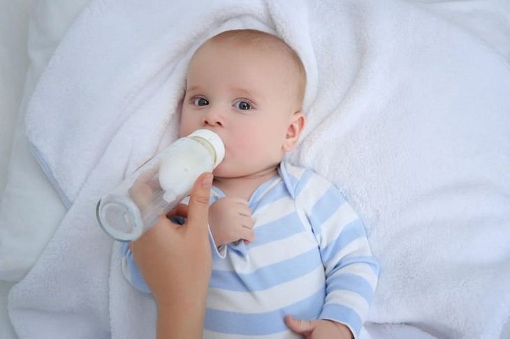 Không hâm đi hâm lại sữa nhiều lần mà cho bé bú ngay sau khi hâm