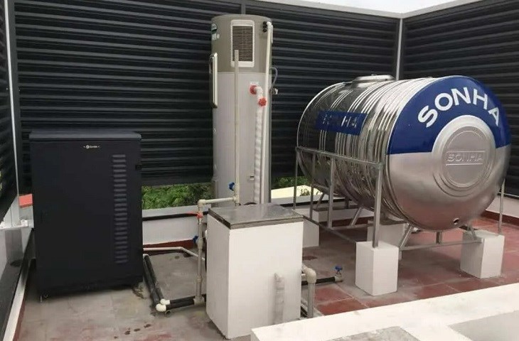Hệ thống nước nóng trung tâm có hiệu suất làm nóng lớn, góp phần tiết kiệm điện năng tiêu thụ đáng kể khi sử dụng thiết bị để tạo ra nước nóng
