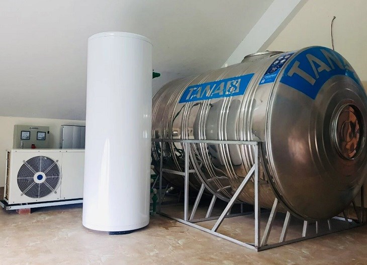 Chi phí lắp đặt hệ thống nước nóng trung tâm khá cao và đòi hỏi người kỹ thuật có kiến thức để lắp đặt giúp máy vận hành ổn định