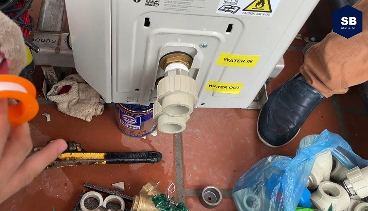 Chuẩn bị đầy đủ các thiết bị, dụng cụ và vật tư phụ trợ trước khi lắp đặt hệ thống máy nước nóng trung tâm