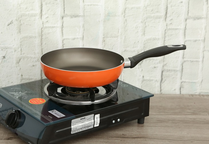 Chảo nhôm chống dính đáy từ DMX CTE 24 cm tiết kiệm thời gian đun nấu nhờ làm từ hợp kim nhôm