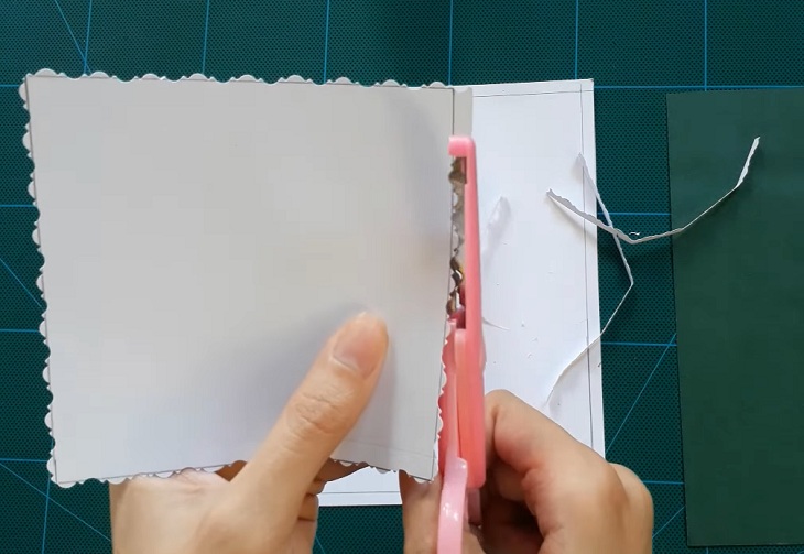 Cắt phần rìa giấy trắng
