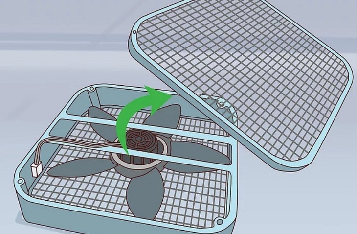 Bạn tháo một nửa sau vỏ quạt