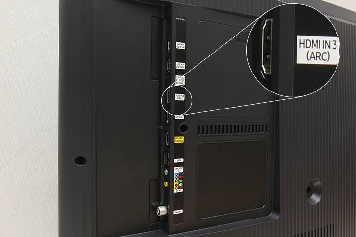 Kết nối với cổng HDMI IN (ARC) trên tivi.