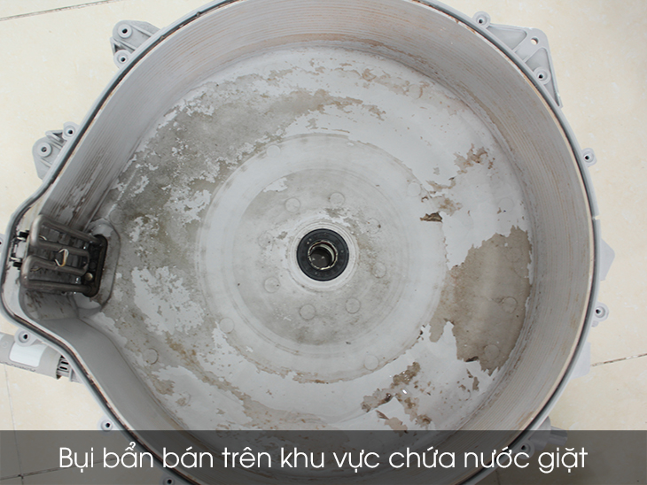 Bụi bẩn bám bên trong khu vực chứa nước giặt