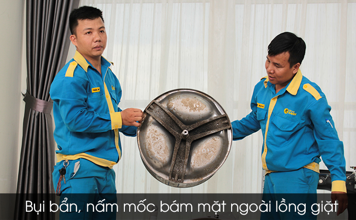Bụi bẩn, nấm mốc bám mặt ngoài lồng giặt