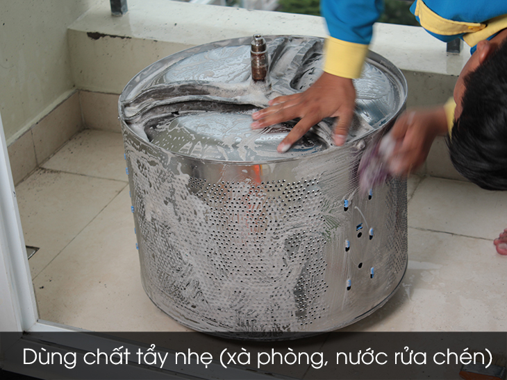 Dùng các chất tẩy nhẹ như xà phòng, nước rửa chén để tẩy lại vết bẩn 1 lần nữa.