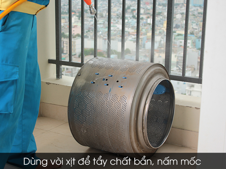 Dùng vòi xịt áp lực cao để tẩy nhanh bụi bẩn, nấm mốc.