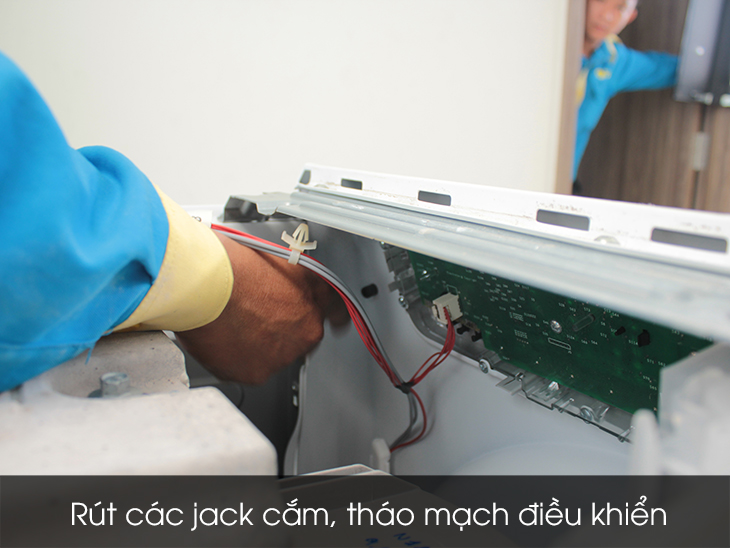Rút các jack cắm, tháo mặt điều khiển