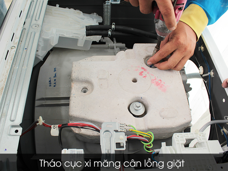 Tháo cục xi măng cân lồng giặt
