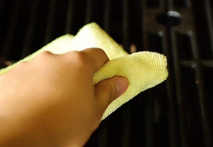 Làm sạch bề mặt bếp nướng điện