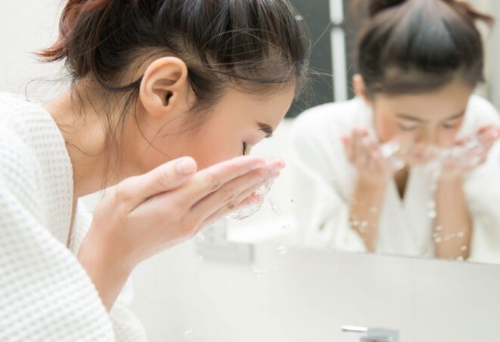 Rửa mặt trước khi makeup là bước quan trọng để lớp makeup đẹp và bền