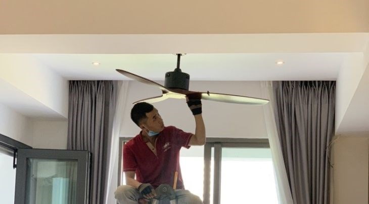 Bạn hãy từ từ quay cánh quạt bằng tay trong lúc tắt nguồn và nghe xem còn tiếng động bất thường không