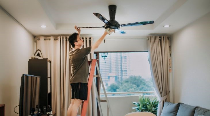 Lau chùi quạt và lỗ tra dầu sạch bụi trước khi tra dầu cho quạt trần