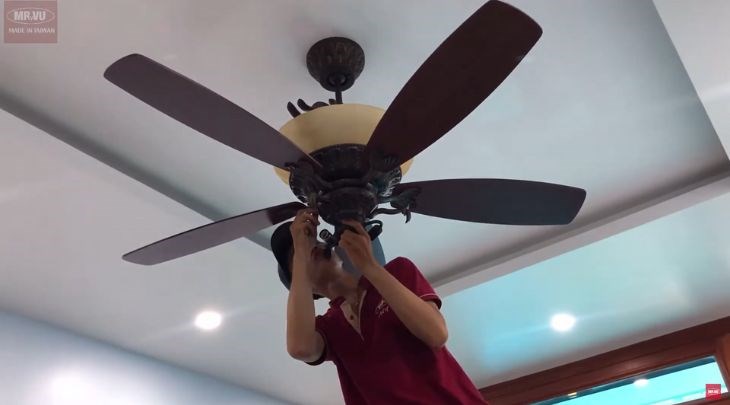Tra dầu lượng dầu phù hợp vào lỗ tra dầu trên quạt trần