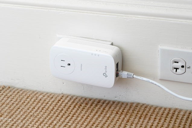 Powerline adapter là một trong những vật dụng bạn cần chuẩn bị để biến router thành repeater