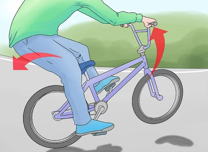 Bạn hãy tiến hành kéo tay lái và nâng bánh xe trước lên khỏi mặt đất