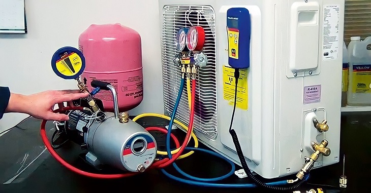 Sử dụng máy hút chân không chuyên dụng để hút toàn bộ không khí có trong hệ thống ống dẫn