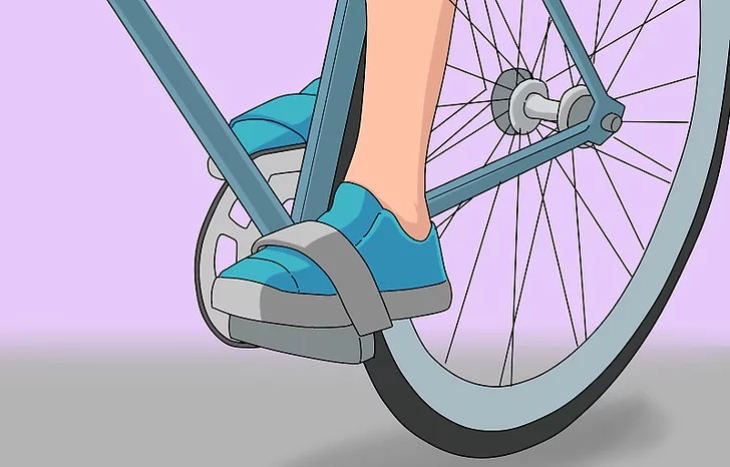 Đặt chân lên bàn đạp và bắt đầu đi xe Fixed Gear