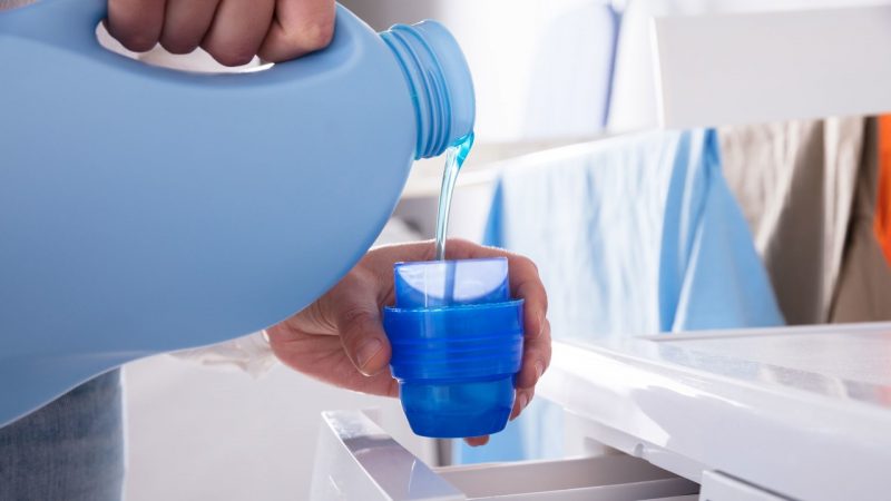 Bạn nên sử dụng nước giặt, bột giặt sau khi đã giặt những vị trí khó giặt trên quần áo