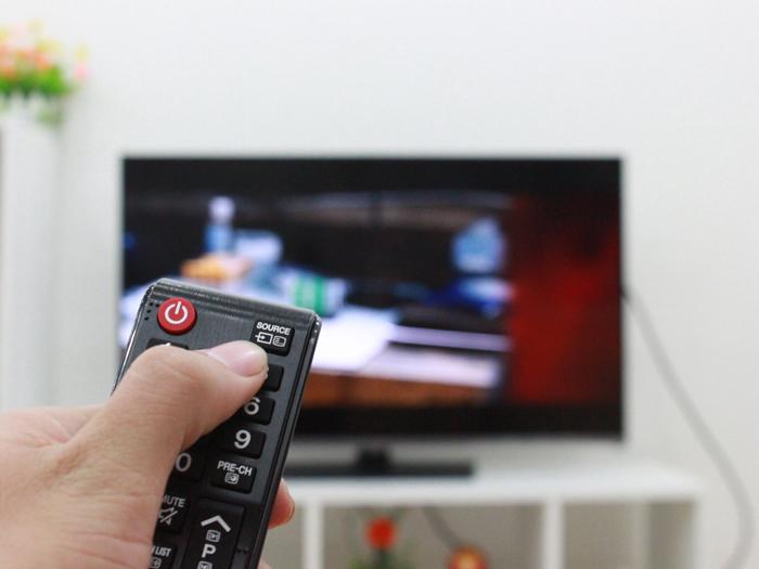 Chọn nút SOURCE trên remote để xem lại hình