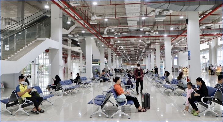 Hành khách nên đến trước giờ khởi hành ít nhất 45 phút để làm thủ tục và tìm đúng vị trí cửa chờ