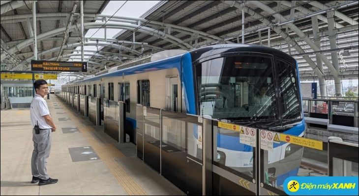 Tại khu vực sân ga, hành khách tuyệt đối phải đứng sau vạch vàng kẻ sẵn để đảm bảo khoảng cách an toàn
