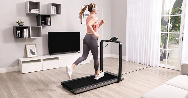 Đặt máy chạy bộ KingSmith X21 TRX21F trên mặt phẳng và ở nơi thông thoáng