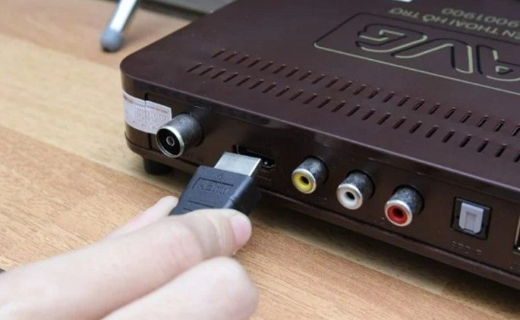 Gắn dây cáp tín hiệu vào đầu thu kỹ thuật số để bắt đầu dò kênh trên tivi