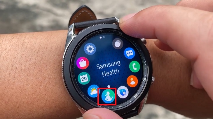 Đeo Samsung Watch trên cổ tay, từ giao diện đồng hồ chính, bạn tìm và chọn Samsung Health.